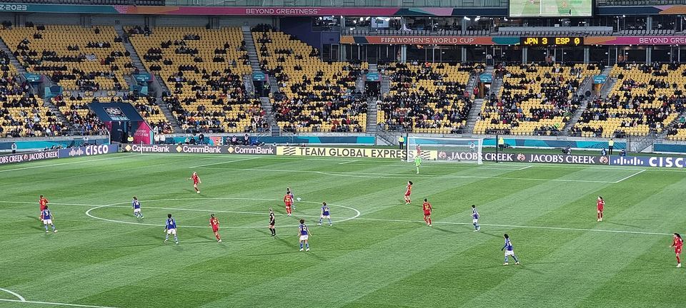 万博max · 夜赛现场